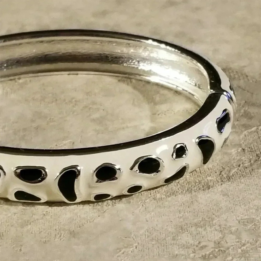 Animal Print Enameled Art Deco Hinged Bangle Bracelet White Black Silver - Picture 6 of 6
